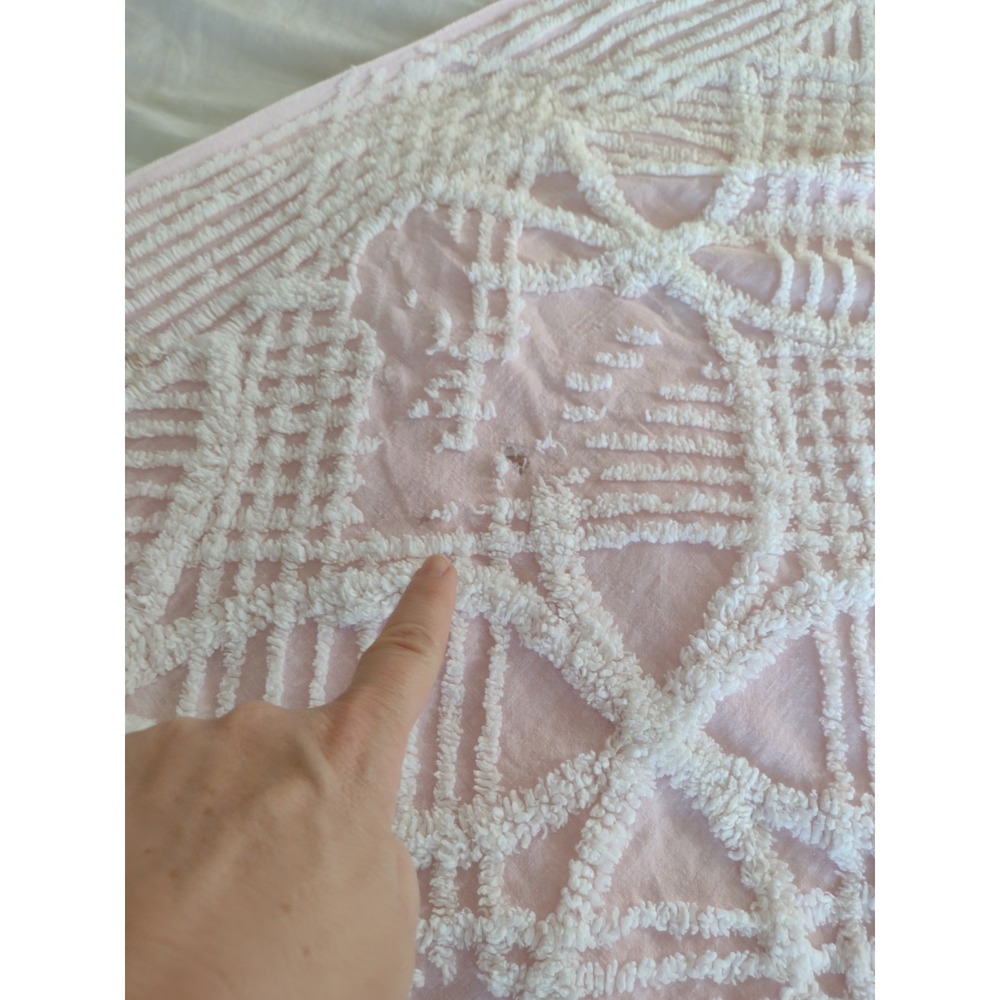 Vtg Chenille Bedspread Baby Pink White Wedding Ring Fringe MCM 50s 60s 74x98 - Picture 8 of 11